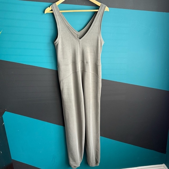Lululemon Ease of it All V-Neck Jumpsuit
Grey Sage size 4 - Picture 6 of 16